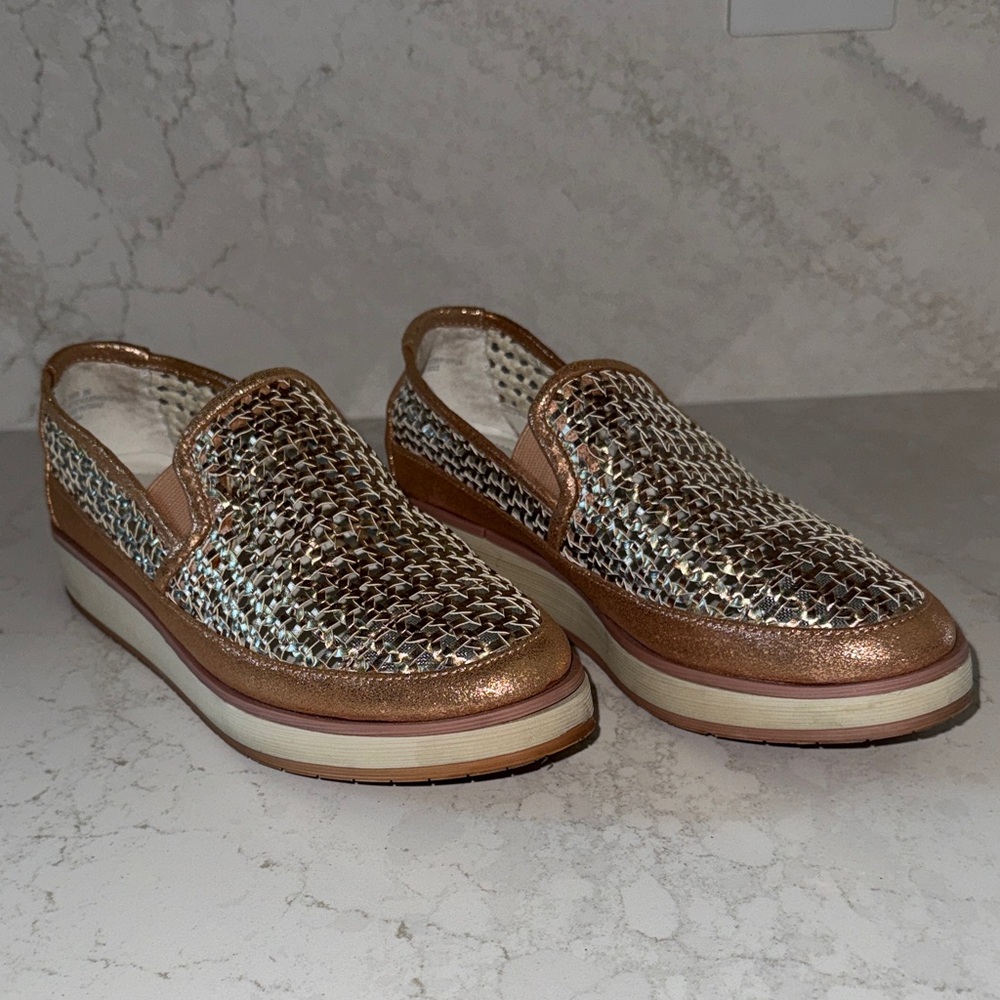 Donald J Pliner Maze Perforated Rose Metallic Slip-On Shoes 6m